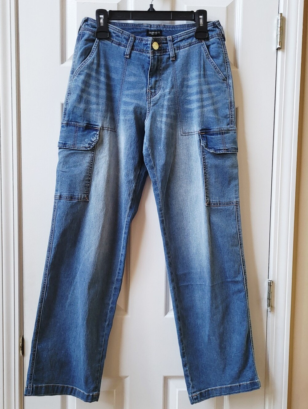 NWT True Religion women's Denim Cargo Straight Jeans Medium Tide Wash Size 28
